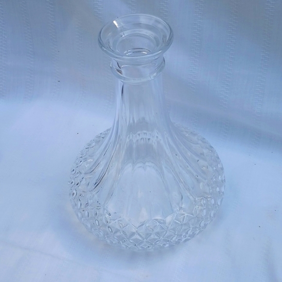 Clear glass decanter - Picture 3 of 4